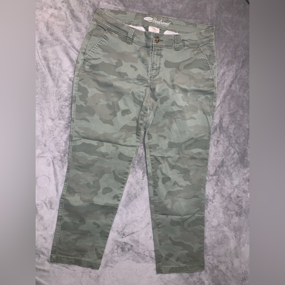 Old Navy The boyfriend capri camo style size 10